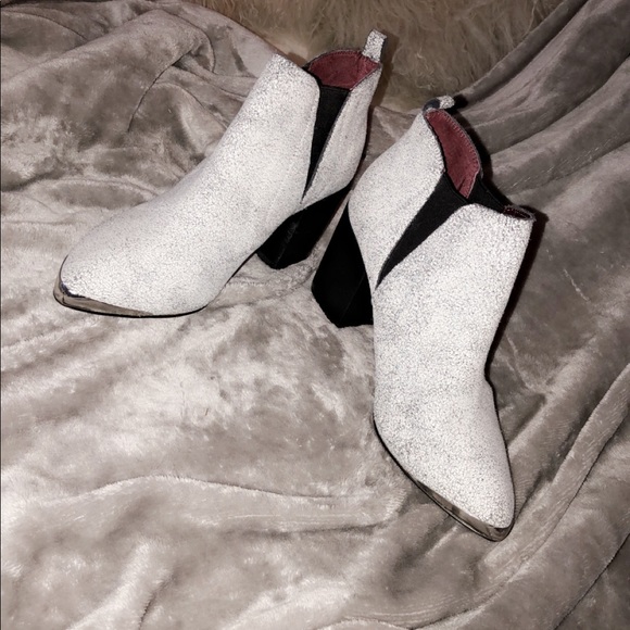 Super cute Report ankle boots..great condition !! - Picture 2 of 5